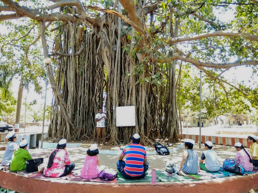 Local artisans hold Warli painting workshops for guests, who learn about the traditional methods for making the painting materials. Photo by Grassroutes.